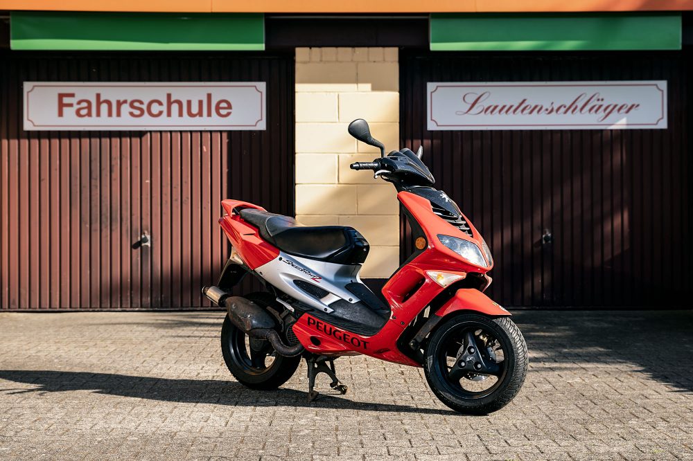 Fahrschule Lautenschläger: Roter Peugeot Streetfighter 2 Roller Fahrschule Lautenschläger: Roter Peugeot Streetfighter 2 Roller